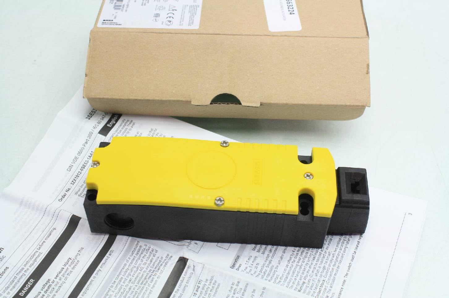New Siemens 3SE53220SB21 Safety Door Interlock Switch Field Lock eBay
