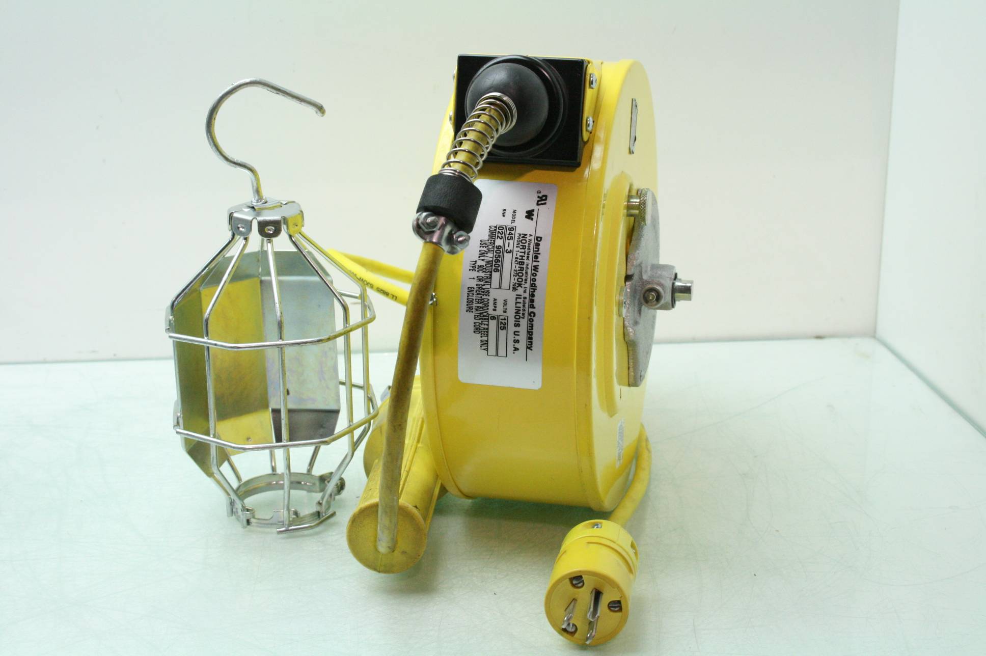 Woodhead 9453 Retractable Cord Reel 16/3 Cable 35 Ft. Trouble Light