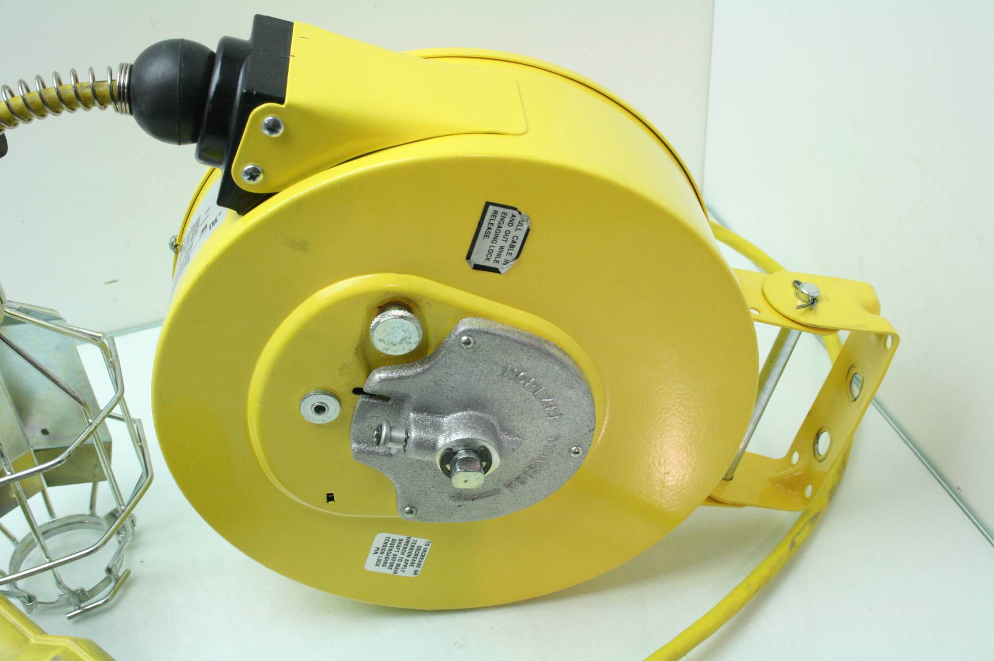 Woodhead 9453 Retractable Cord Reel 16/3 Cable 35 Ft. Trouble Light