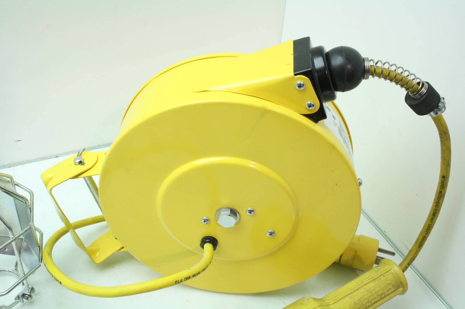 Woodhead 9453 Retractable Cord Reel 16/3 Cable 35 Ft. Trouble Light