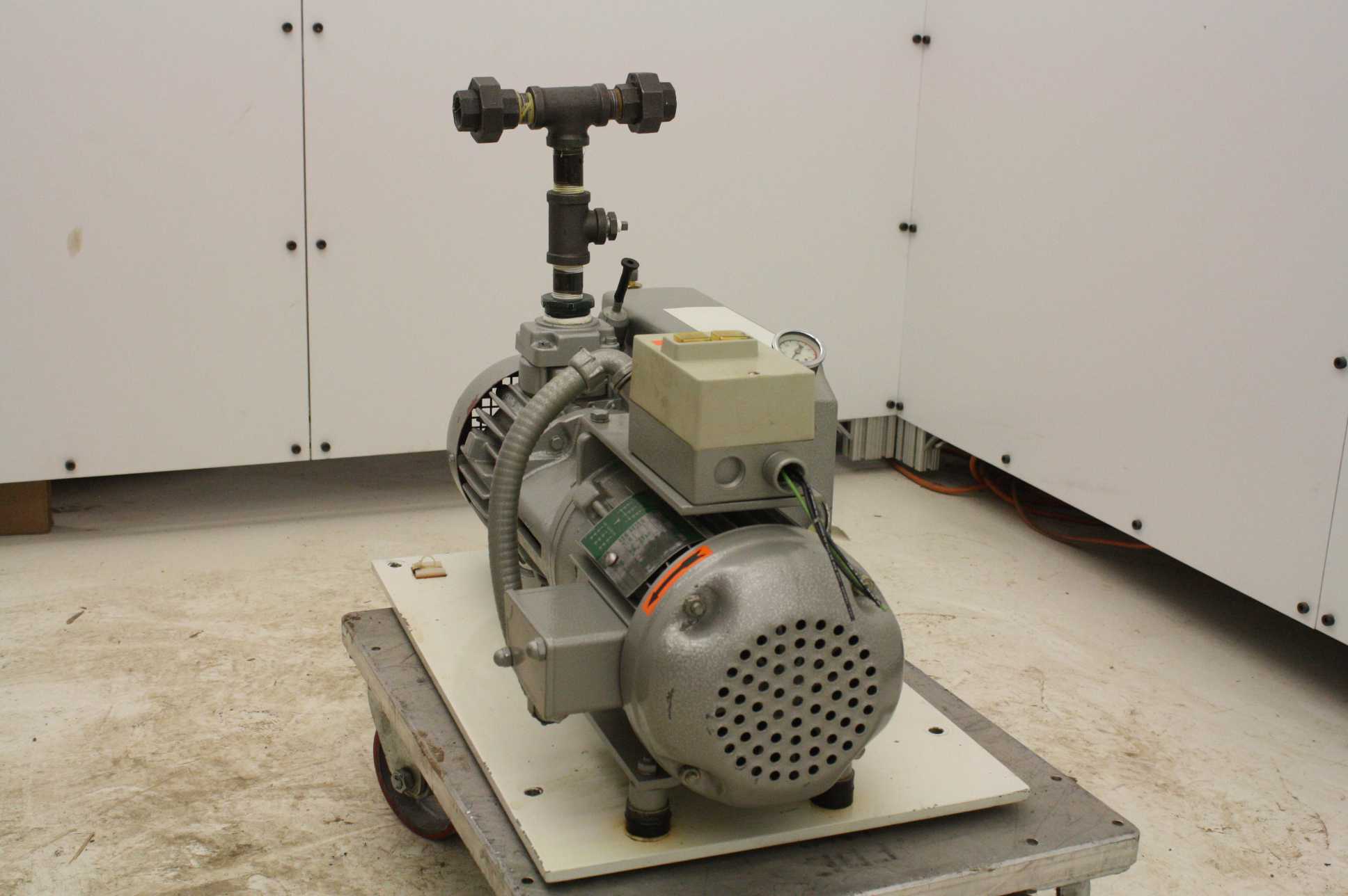 Busch RA0025 A005 1102 Rotary Vane Vacuum Pump 1 5 HP Lincoln 145TC